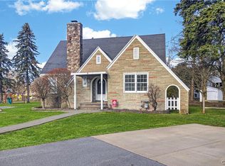 8 Crescent Dr, New York Mills, NY 13417