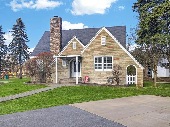 8 Crescent Dr, New York Mills, NY 13417