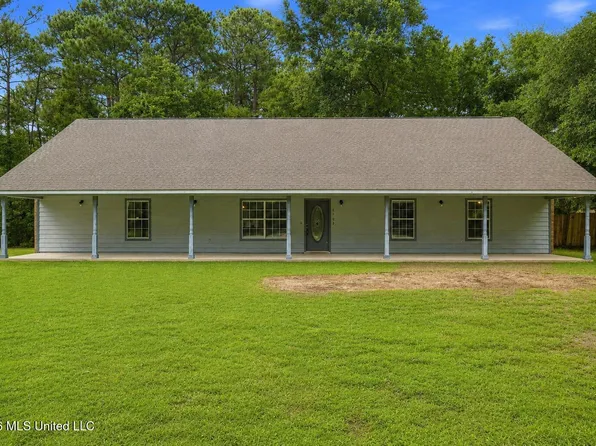 6102 Center St, Ocean Springs, MS 39564