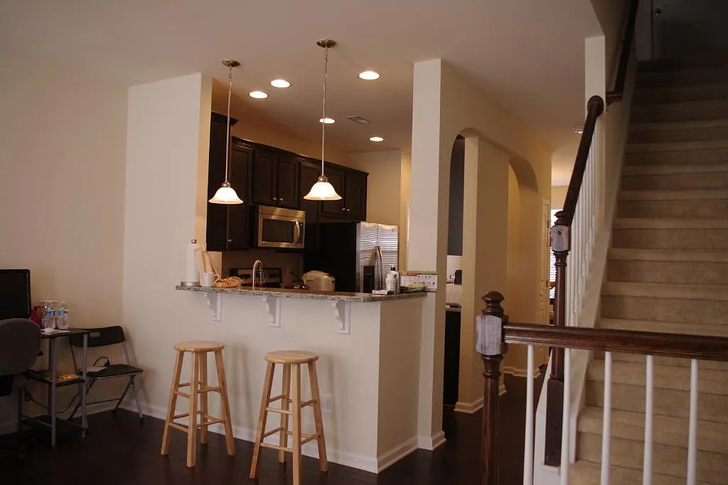 2 bed, 2.5 bath, 1265 sqft, $1,599 — Photo 2