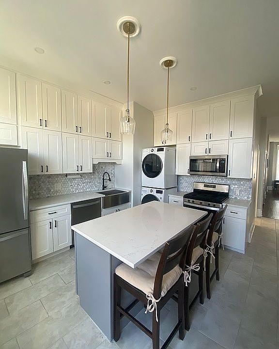 1st image of 815 W Dickens Ave #3E