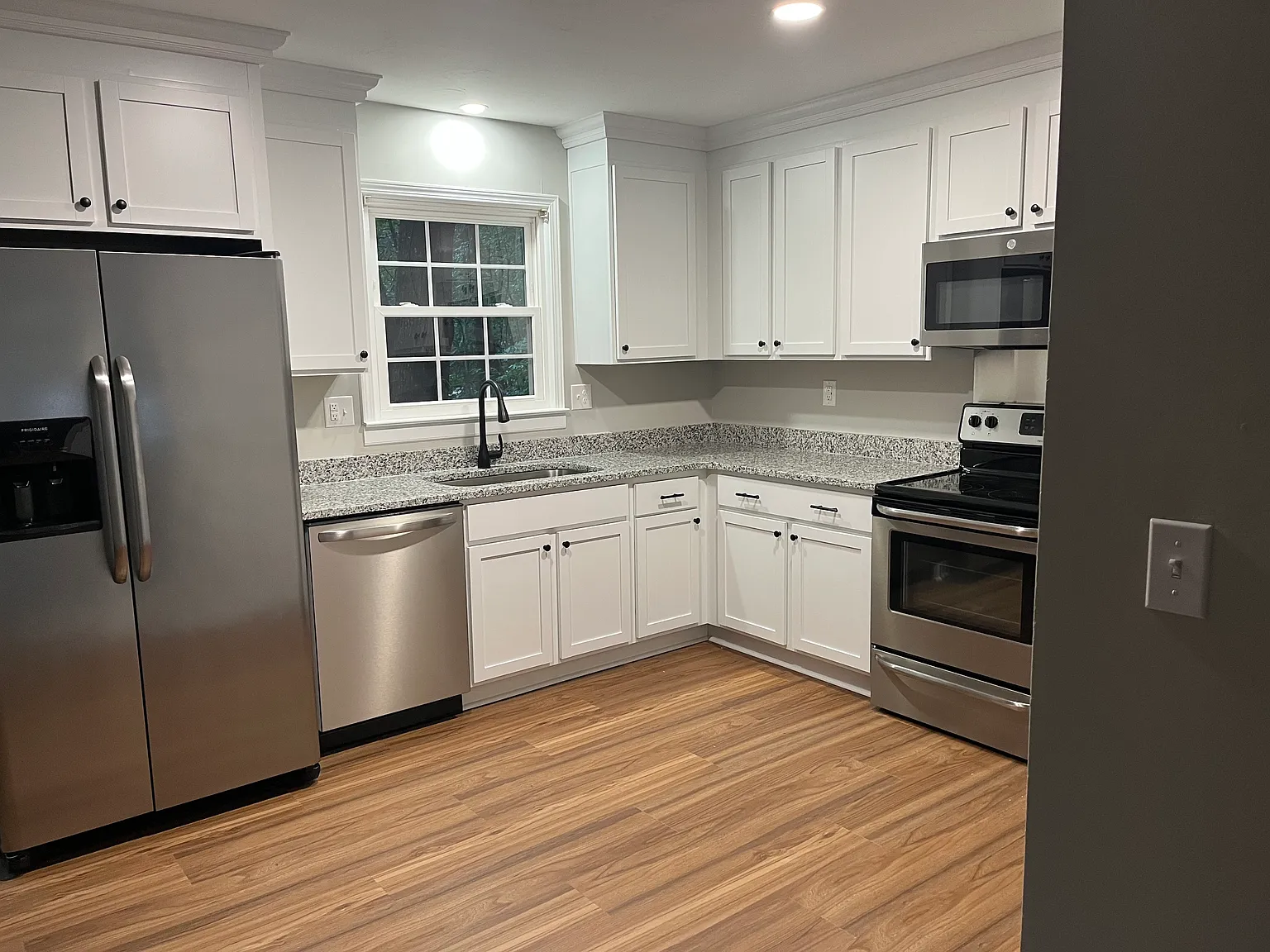 801 Creekside Dr — Photo 2
