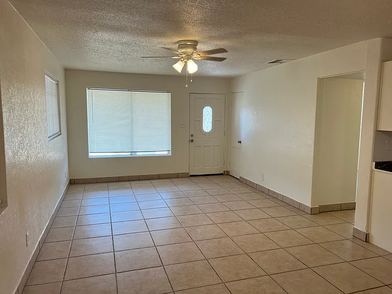 2217 N 29th Pl — Photo 3