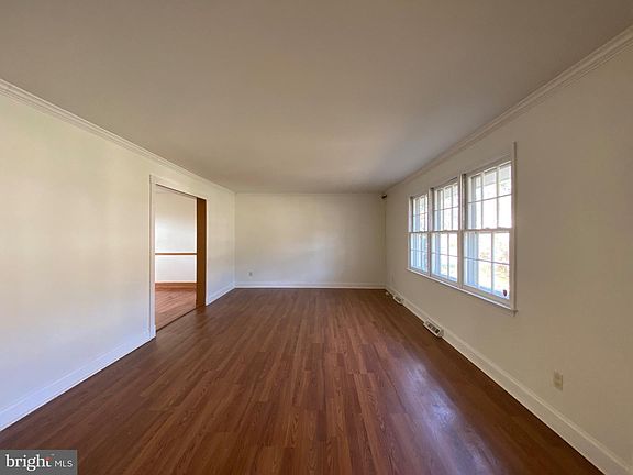 3rd image of 309 Stamford Dr