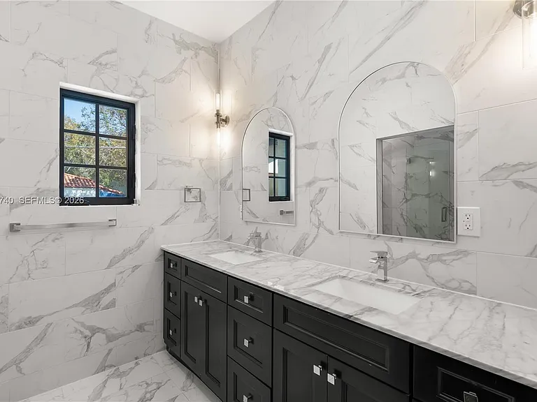 519 Alhambra Cir — Photo 36