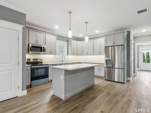4th image of 370 Emmett Street #4-4