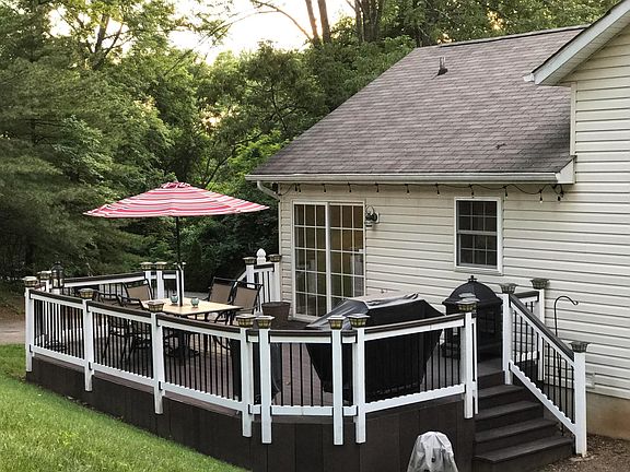 Spacious Deck in Back