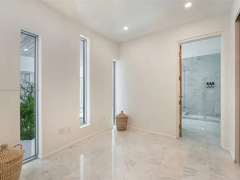 5910 N Bayshore Dr — Photo 22