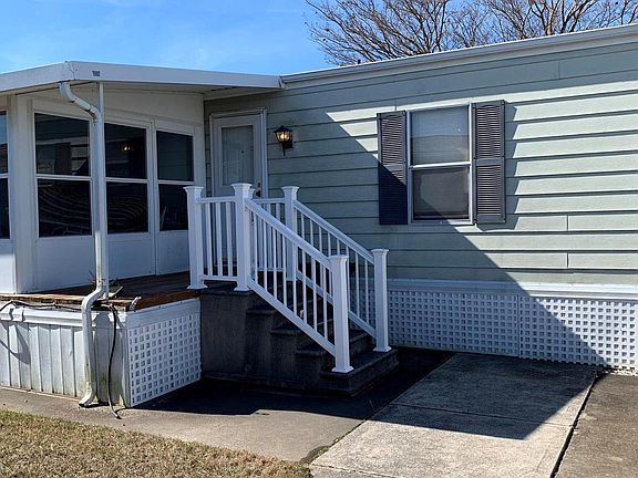 3rd image of 608 Oyster Ln