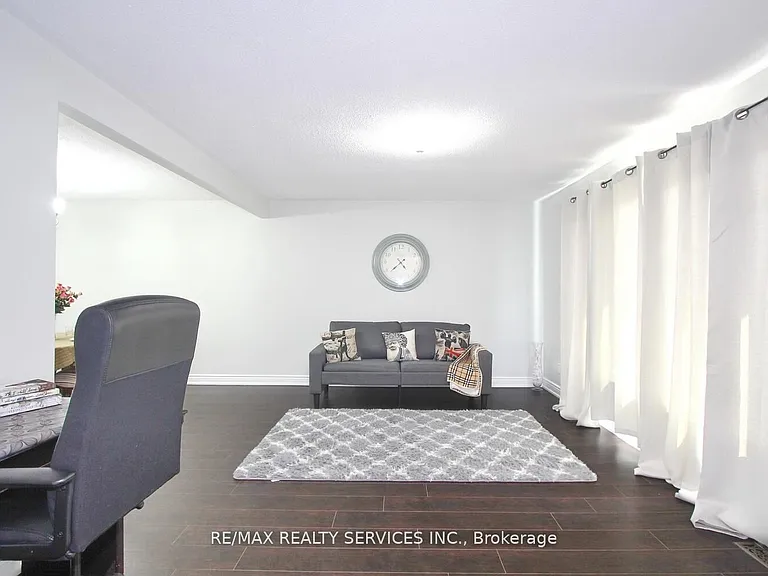 185 Earnscliffe Cir — Photo 14