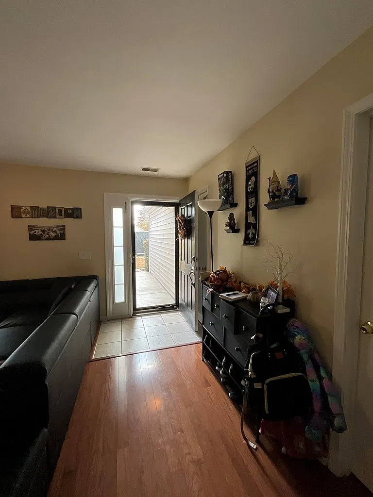 4 bed, 3.5 bath, 1832 sqft, $2,300 — Photo 2