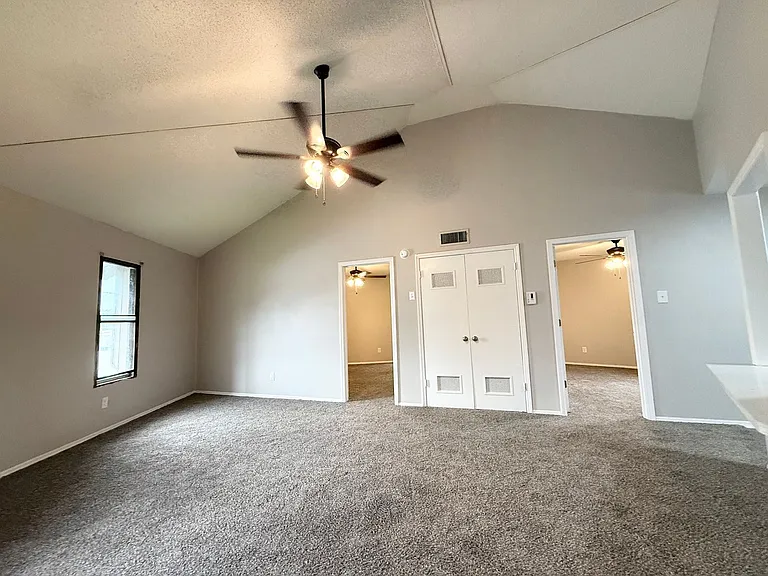 205 W Woodruff — Photo 2