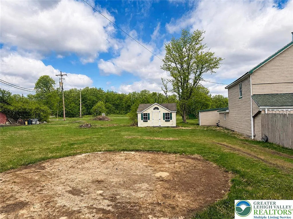 3 bed, 1.0 bath, 1512 sqft, $1,600 — Photo 3