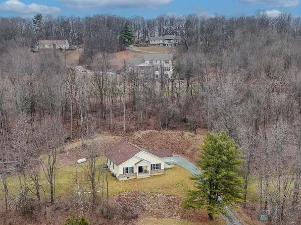 2021 Evergreen Dr, Tamaqua, PA 18252