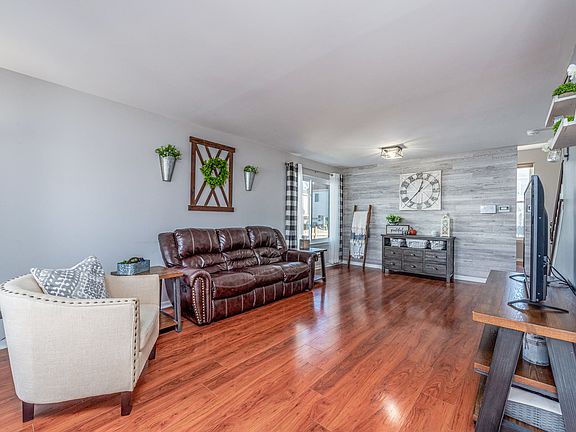 2nd image of 5390 Lansbury Cir
