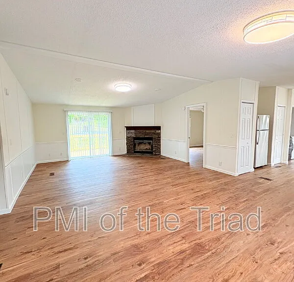 589 Alvis Ln — Photo 5