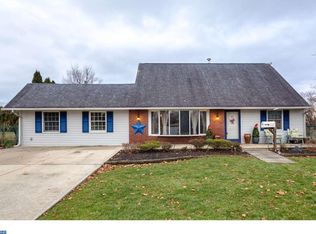 2 Queen Anne Rd, Levittown, PA 19057