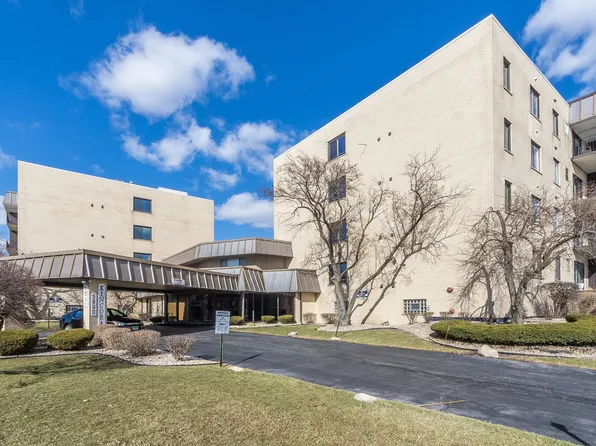 5840 W 104th St APT 305, Oak Lawn, IL 60453