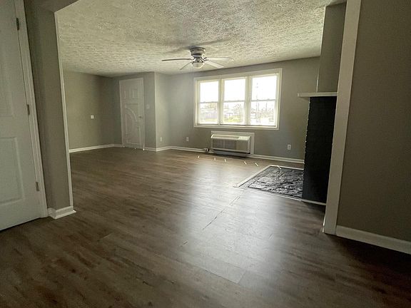 2nd image of 850 Woods Dr Unit B