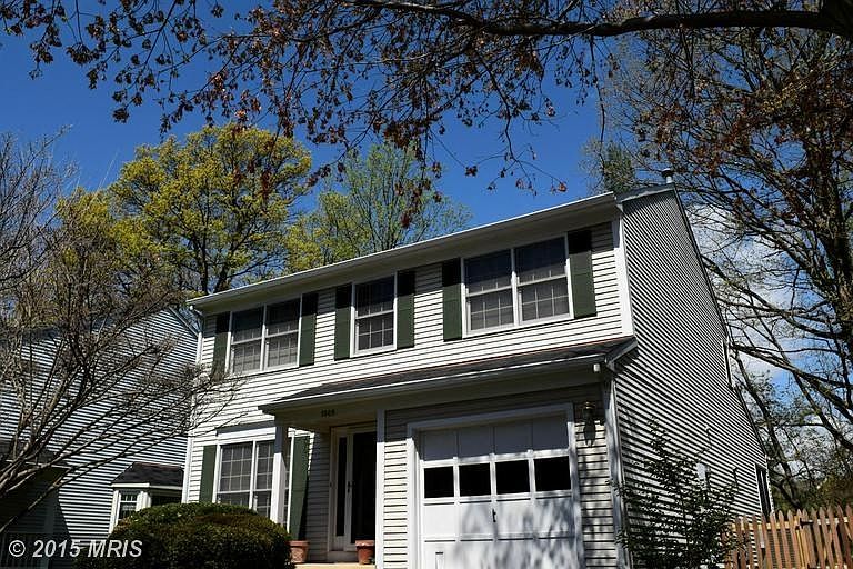 Lovely detached home with garage!
