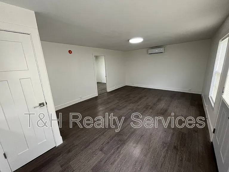 1124 S East St — Photo 3