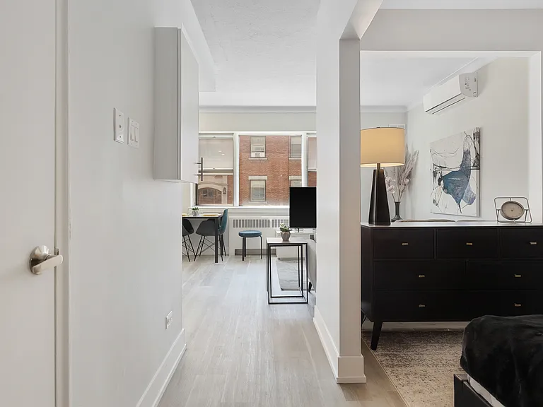 280 Laurier Ave E — Photo 2