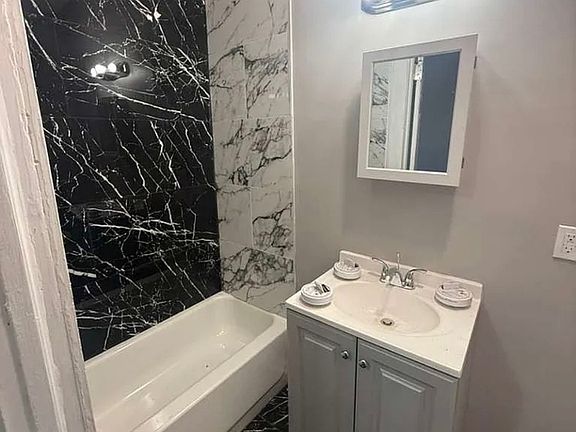 4th image of 47 Roseville Ave #2A