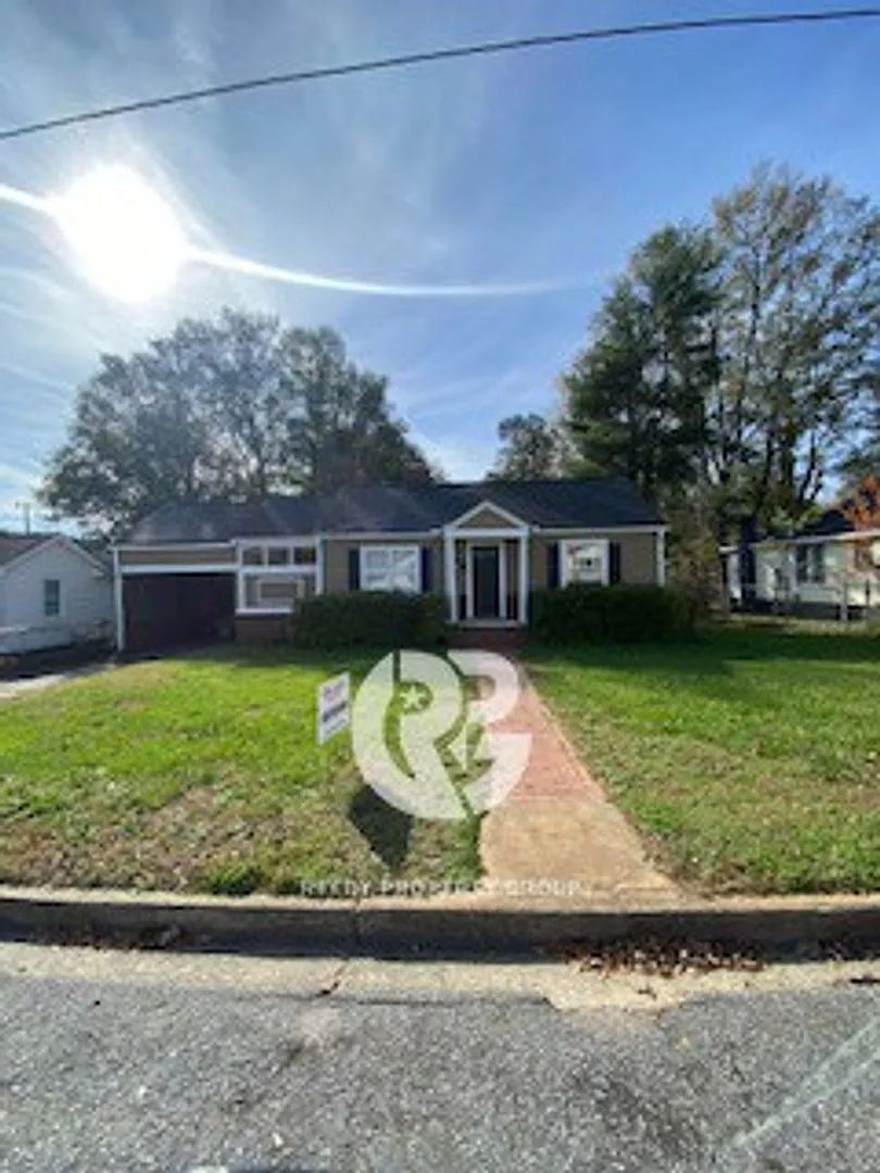 3 Bedroom with bonus Ranch style home minutes from Downtown Greer! — Photo 1