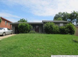 616 Western Park Dr, Memphis, TN 38109