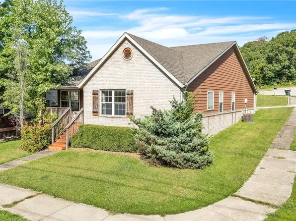 2944 Old Farmington Rd, Fayetteville, AR 72704