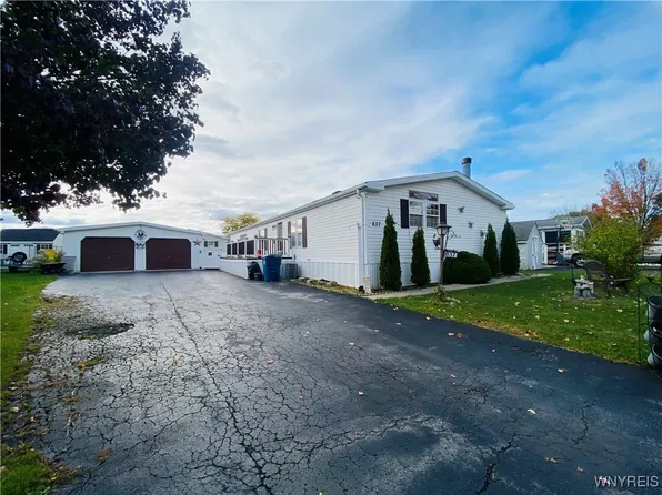 837 Willowbrook Dr, Lockport, NY 14094