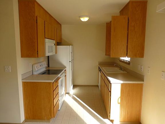 4th image of 9615 161st St E APT C