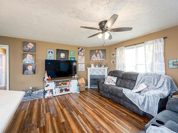 5th image of 83 Stone Hedge Dr