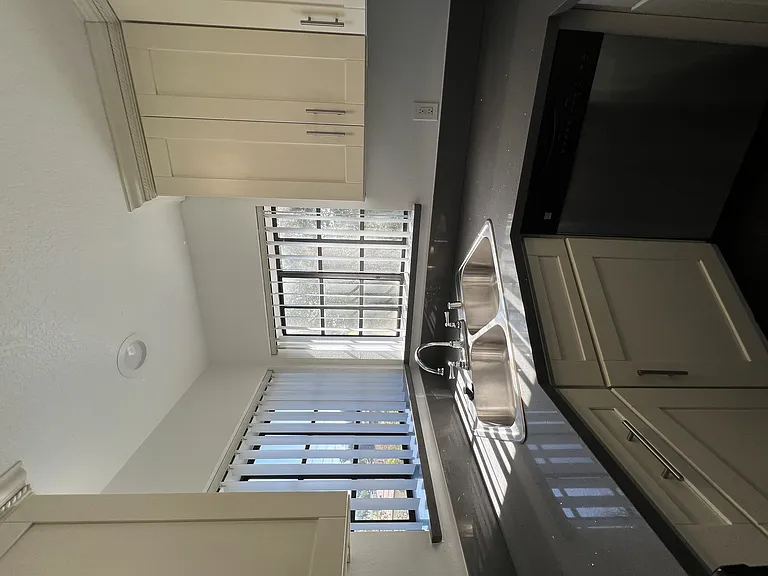 Chateau Emelita Apartments — Photo 24
