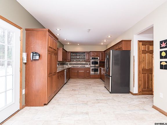 5th image of 28 Summerfield Ln