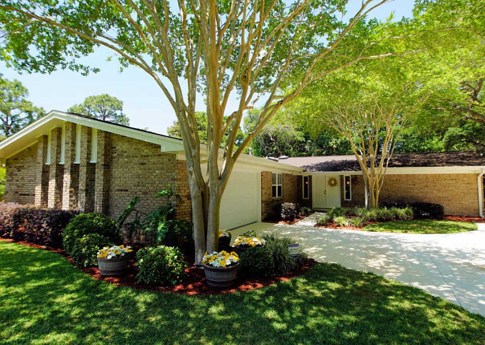 1st image of 8 Sherwood Dr