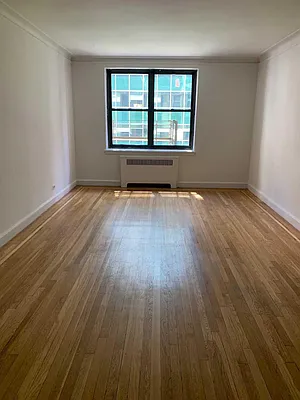 Rented by Siderow Residential Group | media 9