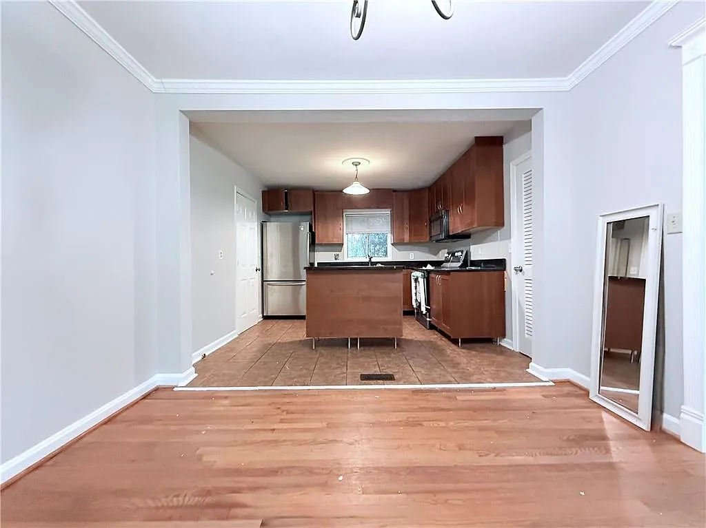 3 bed, 2.0 bath, 1226 sqft, $2,200 — Photo 4