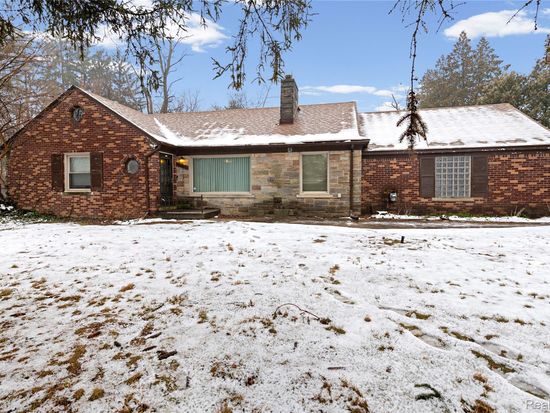 24125 Martha Washington Dr, Southfield, MI 48075