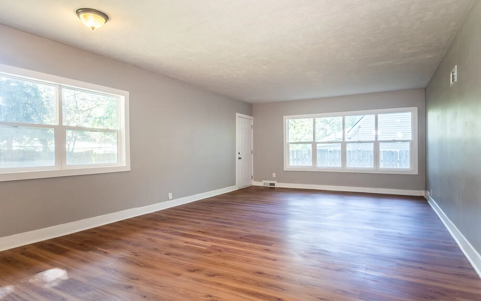 2BD/1BA Single Family Home won't be available for long! — Photo 3