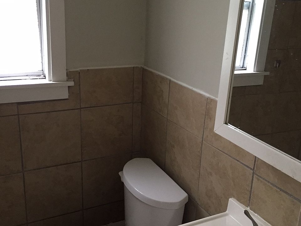 2nd image of 817 Lawrence Ave