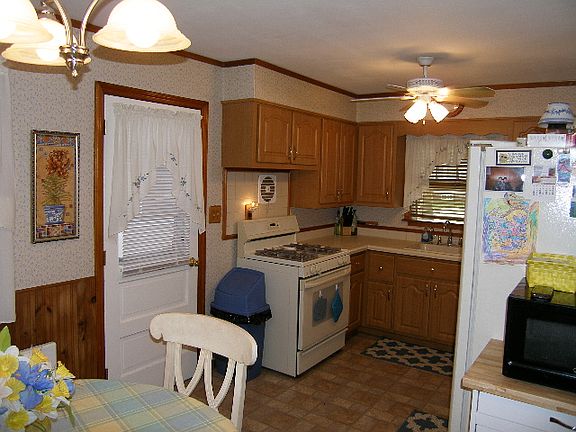 2nd image of 215 Bancroft Ave