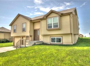305 NE 193rd St, Smithville, MO 64089