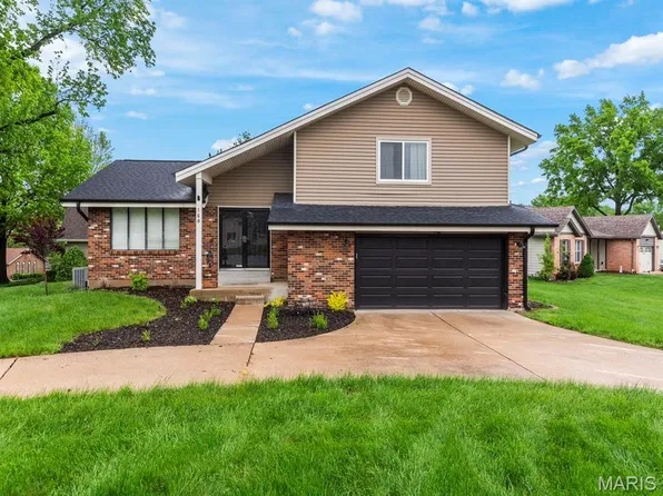 160 Rue Grand Dr, Lake Saint Louis, MO 63367