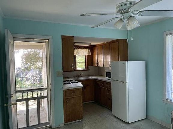 4th image of 11 Fairview Ave