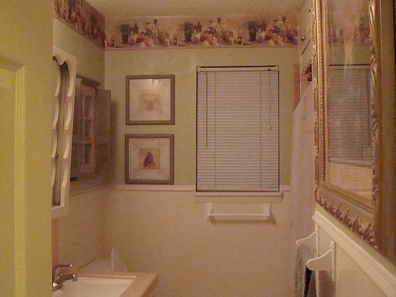 4th image of 907 Stanford St