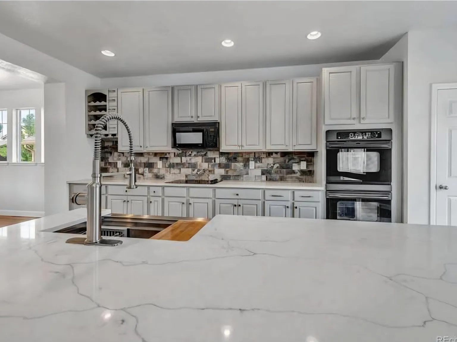 4 bed, 3.0 bath, 4000 sqft, $1,633 — Photo 3