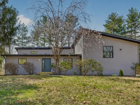 4620 S Woodbine Dr, Bloomington, IN 47403
