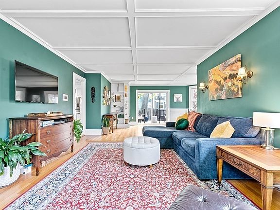 3rd image of 27 Gooch St