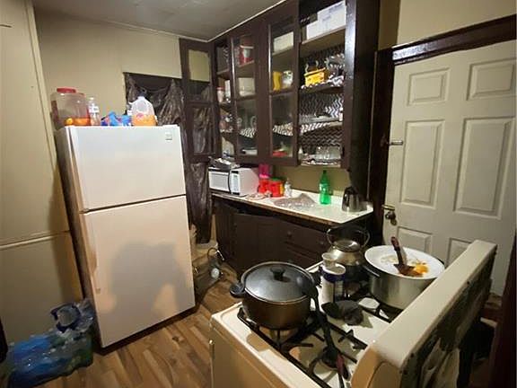 4th image of 226 Waverly St